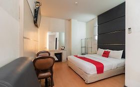 RedDoorz at Jalan Gunung Sahari